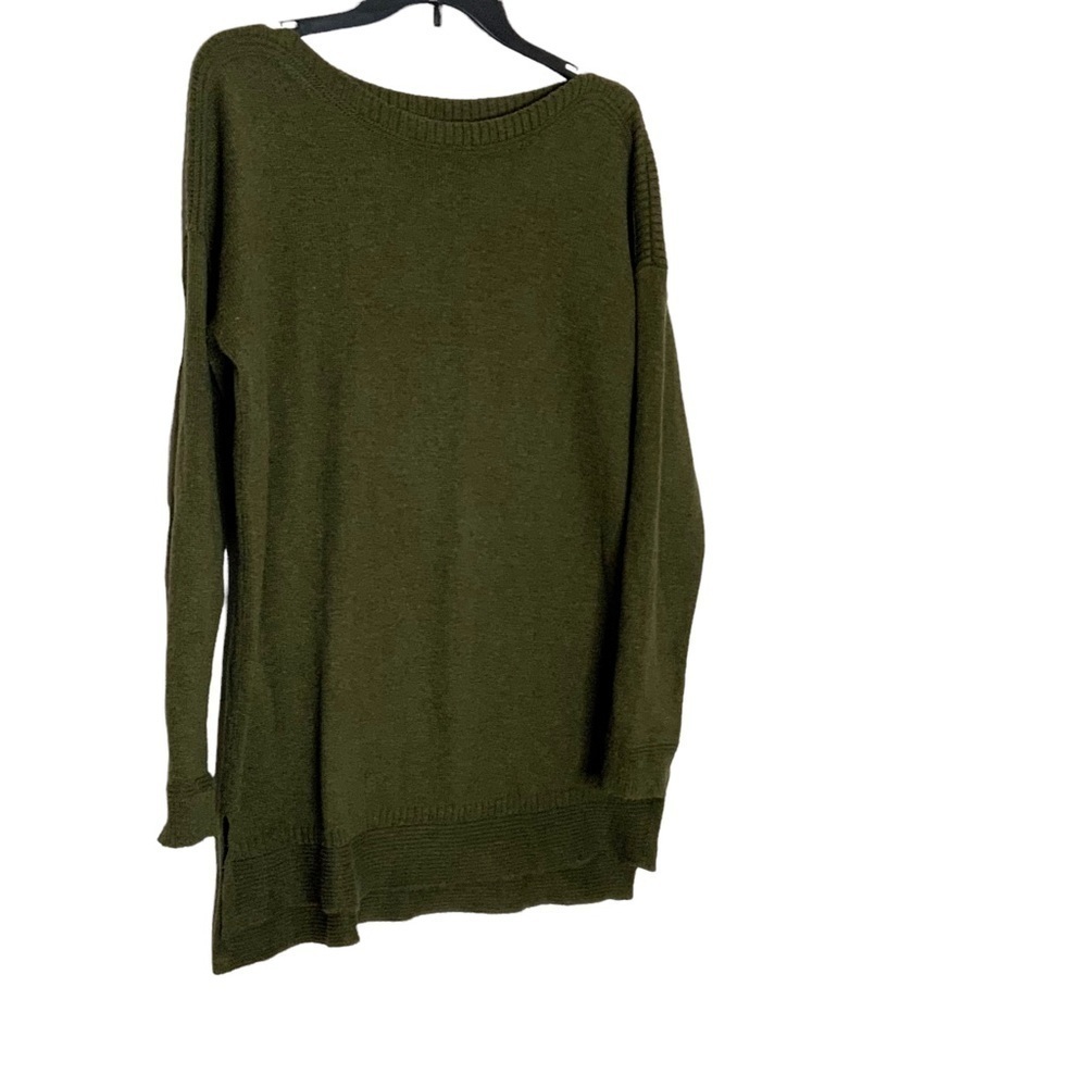 OLD Navy long sleeve sweater. Olive green with side splits. size M